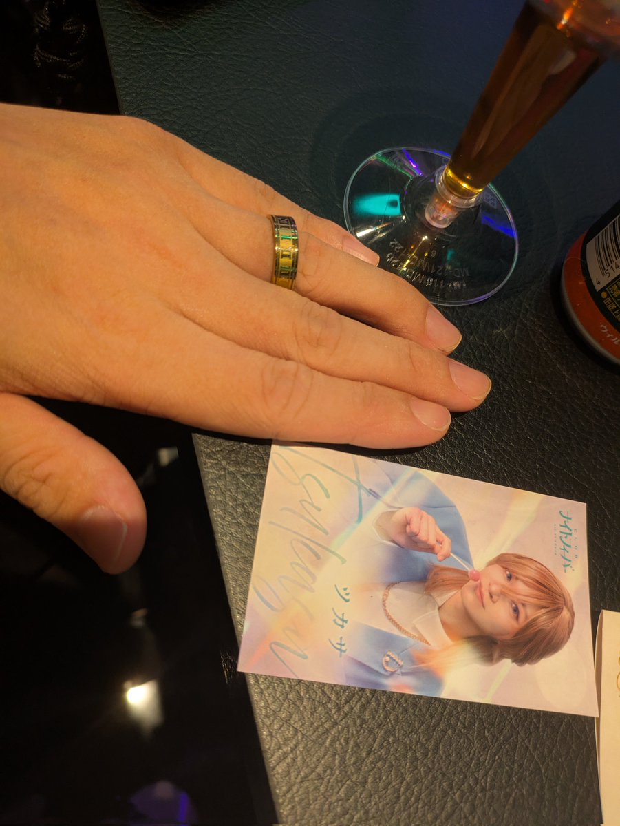 momo_natade's tweet photo. 夫婦なの！って話したら、指輪見せて♪って言ってくれたのに、なぜかその日に限って付け忘れた夫に自分の指輪を貸してくれたツカサくん🫶メロすぎる…‼️
お返ししたあとよく分かってないジンくんも可愛すぎる😂✨

#CLUBナイトフィーバー https://t.co/zEHi80SVeM