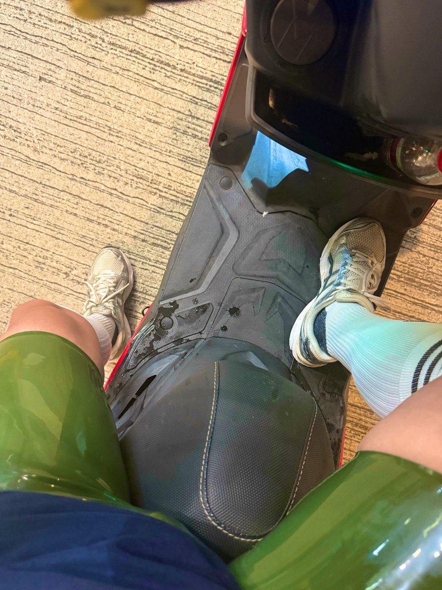 ginsolarsocks's tweet photo. 這是我兩個的第一次
第一次晚上騎電單車
第一次穿膠衣來駕駛
有膠衣跟鎖勇氣加持
成就今晚難忘的膠夜

👕@GLEOLatex 

#RubberPup #RubberFetish #RubberToy #SubInRubber
#白襪 #長襪 #足球襪 #白襪控 #長襪控
#貞操 #chastity #chastityboy 
#locked #lockedpup #lockeddick #lockedsub #chastitysub https://t.co/iL9R0jwy4J