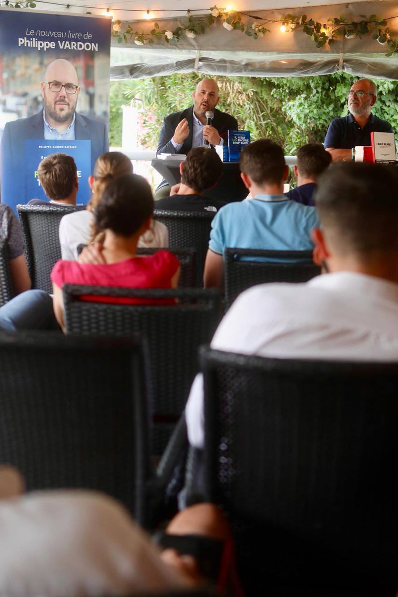 P_Vardon's tweet photo. 📸  Nous étions hier à Aix-en-Provence avec @Bousquet_FR.
Merci au responsable départemental d’Identité Libertés @AntoineBaudino pour son accueil.
On vous retrouve samedi à Saumur et la semaine prochaine à Lyon.

🤝 Très heureux de vous retrouver à travers toute la France pour vous présenter mon livre, pour le commander 📚👉 https://t.co/Virtp6HisN