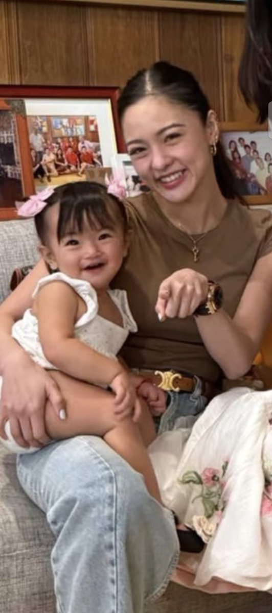 LocsinNatalie's tweet photo. Si baby Amalia nagmana talaga kay tita Kimmy sobrang bubbly and so cutie🫰
#KimChiu https://t.co/FFdx2MTGOv