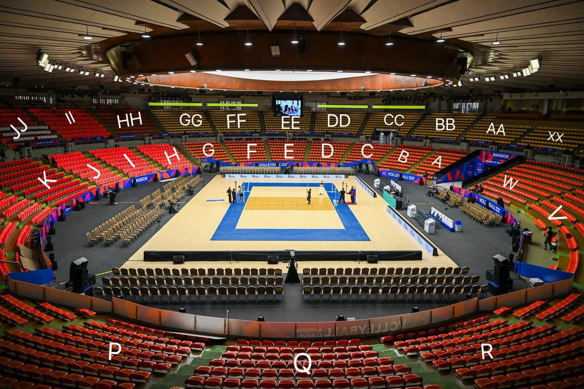 OneMoreTry85's tweet photo. รีรันกันอีกรอบ นับถอยหลัง 4 วันก่อนกดบัตร ประกอบการตัดสินใจ เลือกโซน #กีฬาสีดูมันดิ2026 ทาง ดมด เฉลยฝั่งสีมาตั้งแต่แรก ในโปสเตอร์โปรโมทงานแล้วนะคะ คือ ฝั่งซ้ายสีชมพู 🩷 ฝั่งขวาสีเขียว 💚

แนบรูปอัพเดทล่าสุดของภายใน อินดอร์สเตเดี้ยมหัวหมาก เพื่อเตรียมการแข่งขัน วอลเลย์บอลหญิง VNL 2026 สนามที่ 2 ที่ไทยเป็นเจ้าภาพค่ะ (ลองแปะพิกัดโซนให้บางส่วน) เผื่อใครกำลังเล็งโซนที่ถูกใจอยู่นะคะ ฮอลไม่ใหญ่มาก นั่งตรงไหนก็เห็นชัดแน่นอน 

ถามว่าโซนไหน โซนทองคำเหรอ? ถ้าจะให้เราแนะนำ ก็จะบอกว่า JKL กับ AWV ค่ะ เพราะมันอยู่กลางสนาม 🤣 แต่ต้องเลือก แถว 4 ขึ้นไปถึงจะมองชัดและไม่มีกระจกกั้นบังค่ะ มันบังจนมองไม่เห็นจริงๆนะ กระจกมัวอีกต่างหาก (โซน A กับ W จะติดทางเข้าออก นกฬ ถ้าใครยากเห็นดาราเดินเข้าออกบ่อยๆ โซนนี้ทองคำที่สุด) เชิญไปจิ้มกันได้ เดี๋ยวเราไปโซนอื่นเอง หยอกๆ 😁 ส่วนชั้น 2 -3 ก็ไม่แนะนำแถวแรกเช่นกัน เพราะมีราวกั้น พอเรานั่งลงก็บัง ดังนั้น แถว 3 ขึ้นไปค่ะ วิวจะชัด รวมๆคือ สนามเล็ก นั่งตรงไหนก็จะเห็นหมด แอร์ที่นี่เย็นเจี๊ยบ แนะนำพกเสื้อกันหนาวไปด้วยนะคะ หน้า กกท มีตลาดนัดของกินเยอะมาก ไม่ต้องกลัวอด อร่อยทุกร้าน 😁 

ปล. ที่นี่มีทางเข้าข้างหน้าทางเดียว คือเข้าตรงโซน K ดังนั้น โซน AA BB CC DD XX VV UU TT SS RR จะต้องเดินขึ้นบันได และเดินอ้อมสนามไปค่ะ ก็เหนื่อยเอาเรื่องอยู่ 😅

📍ภายในงานระหว่างห้องพัก นกฬ กับภายในสนาม จะมีทางเข้าออกทางเดียวคือข้างโซน A และ W 

🚪ส่วนทางเข้า ตรงโซน K (Main Entrance) คือทางเข้าของผู้ชมระหว่างนอกสนามกับด้านในสนามค่ะ

ภาพจากพี่เอ็ดดี้ 🙏🏻