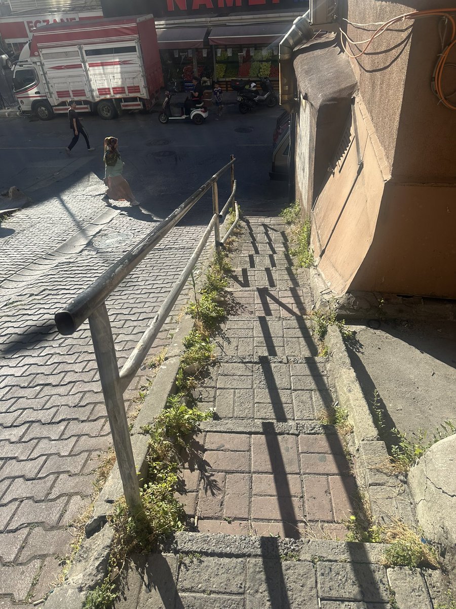 emreturunc24's tweet photo. @KagithaneBelTR @4442300 
Demirler kırık, otlar yarım metre heryer böcek sinek, sokak leş gibi hürriyet mah. Köknar sok bu taraflarda hizmetiniz varsa destek rica edecektik demirlerin düzeltilmesi otların temizlenmesi sokak yıkanması vs zahmet olmaz ise https://t.co/3LC1j8JTZx