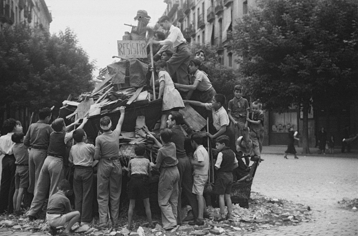 historiesdebcn's tweet photo. Icònica foto d'una foguera a la Barcelona de 1939, en la primera nit de Sant Joan després de la Guerra Civil. Al capdamunt, un cartell amb el lema "Resistir".

Bona revetlla! https://t.co/6Z3Spu3c9Z