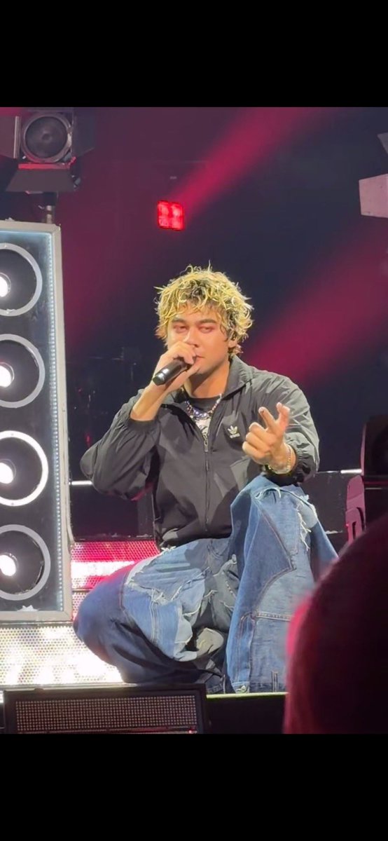 thoseneonstars's tweet photo. a calum skirt lover till I die but these pants were the greatest things to ever bless eyeballs https://t.co/Yz7wr9VGXm