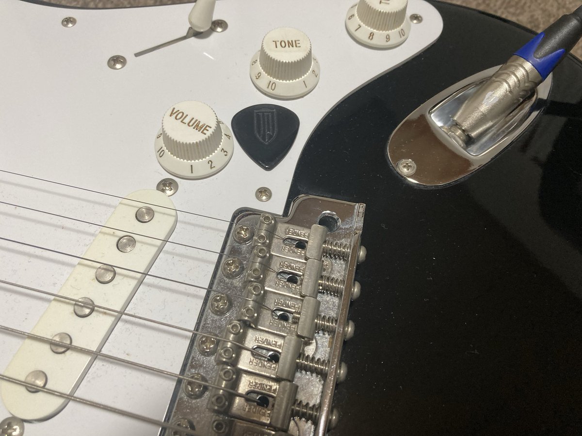 ryu_gengoroshi's tweet photo. 遅くまでギターを弾いた。
黒いストラトも弾き込んできて、自分の音になってきた感あって気持ち良いです！ https://t.co/uUeMCpc2hD