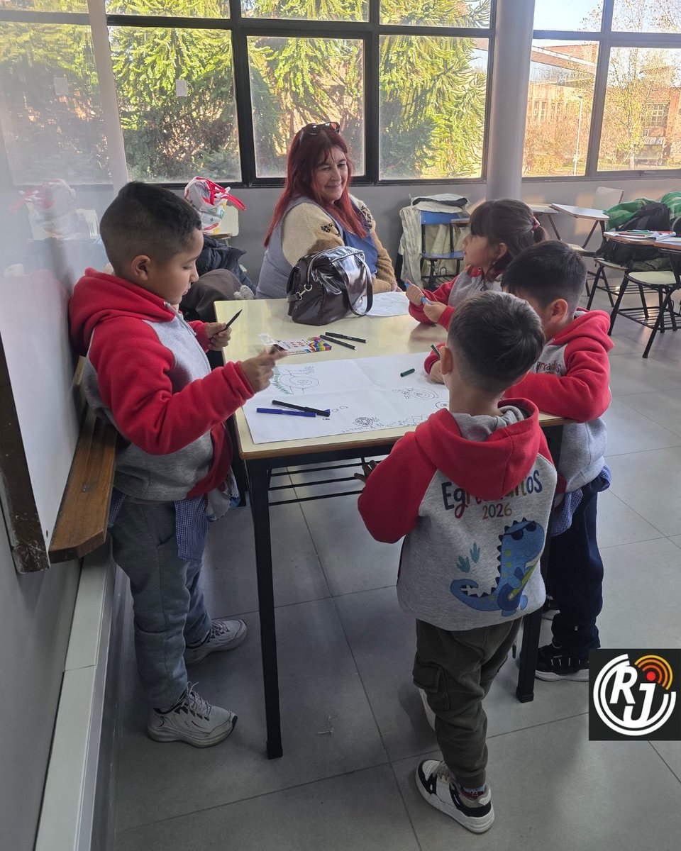 RadioJauretche's tweet photo. @SocialesUNLZ Sumado a las prácticas radiofónicas, los y las estudiantes visitaron y recorrieron la Biblioteca Central de la @UNLZoficial, donde pudieron conocer sus espacios y servicios, y estuvieron acompañados por Alejandro Capdevila, trabajador nodocente. https://t.co/y4jHG7BLcQ