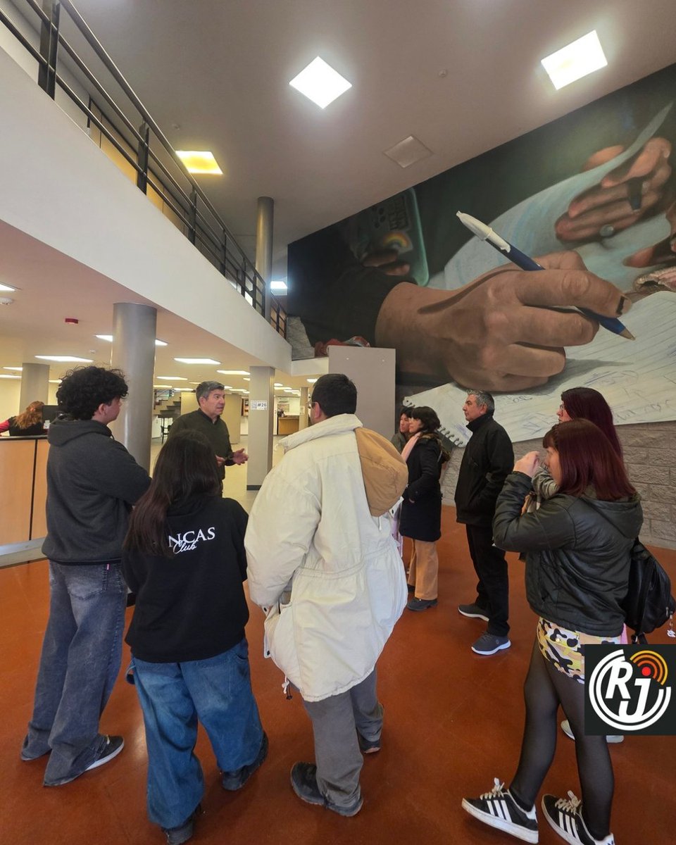RadioJauretche's tweet photo. @SocialesUNLZ @UNLZoficial Durante las próximas semanas continuaremos recibiendo a docentes y estudiantes que forman parte de esta propuesta para que puedan desarrollar sus producciones y vivir la experiencia de hacer radio en el estudios. https://t.co/LAZfP4Ga3g