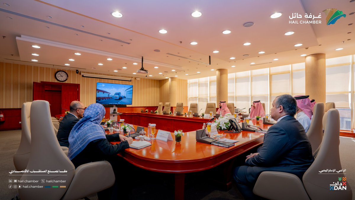 hailchamber's tweet photo. #اجتماع |

عقد النائب الأول لرئيس #غرفة_حائل أ.سعود الموكاء، وبحضور عدد من أعضاء مجلس إدارة الغرفة، اجتماعًا مع نائب رئيس الشؤون الاقتصادية في سفارة جمهورية إندونيسيا لدى المملكة السيد ريندي باقوس برانانتيو، والوفد المرافق له، جرى خلاله بحث سبل تعزيز العلاقات الاقتصادية والتجارية، واستعراض فرص التعاون المشترك، بما يسهم في تعزيز التواصل بين قطاعي الأعمال في البلدين.