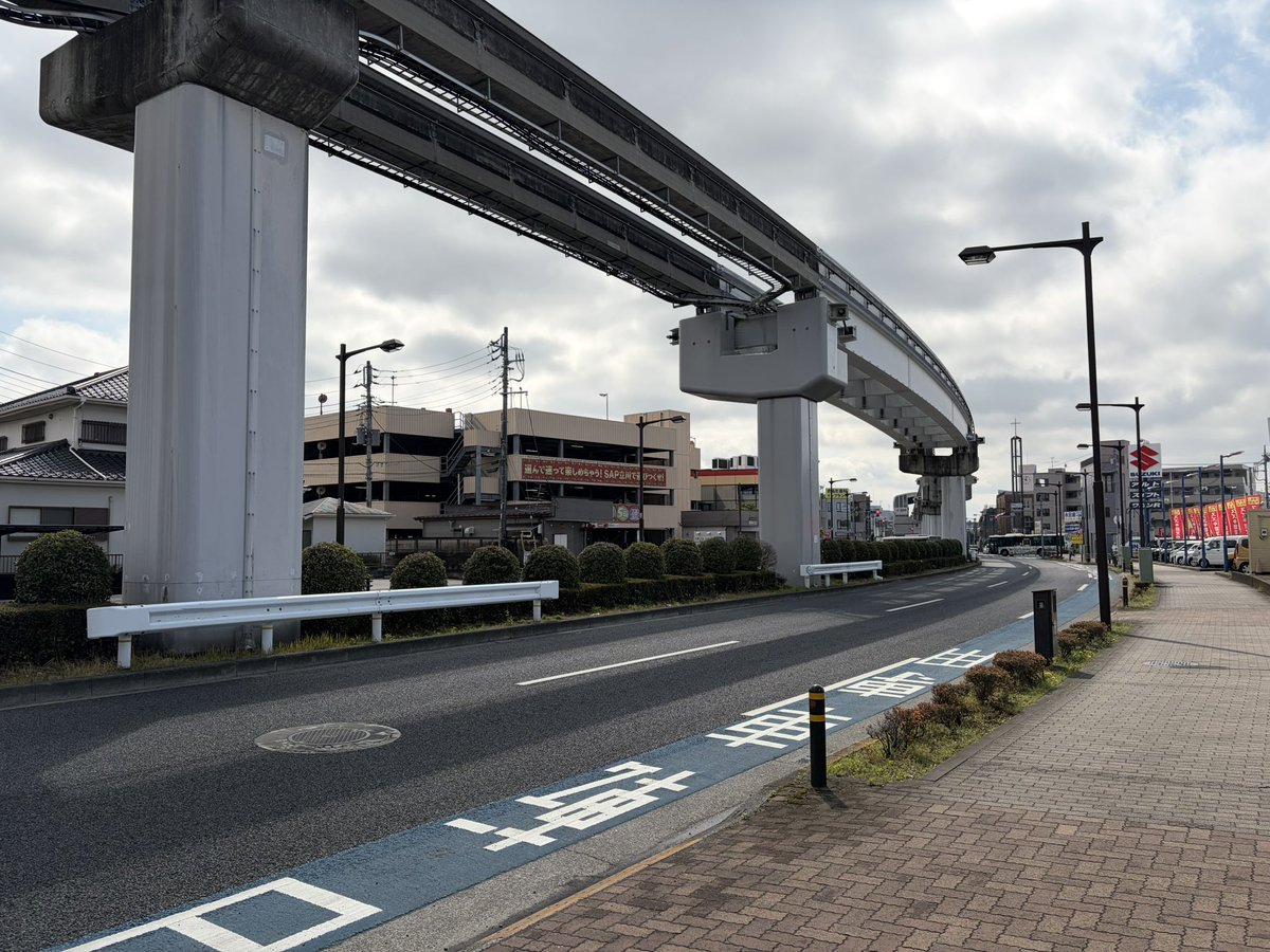 SantaSonnet's tweet photo. 先日、石谷玲様から劇中で彩葉が不動産屋の前で倒れ込むシーンの情報を頂きました。それで今日現地に行って、小さな気づきがあったので報告。#超かぐや姫　#聖地巡礼
改めて話を整理すると、彩葉が倒れ込んだとされる場所は、（有）一心ハウジング様前。しかし、そこから見える反対車線側はSAP立川様の https://t.co/TYbJ5CSqdf