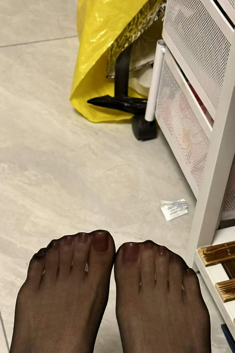 Ytt021111's tweet photo. 谁吃车厘子 ＃黑丝 ＃脚 https://t.co/561X5kb1iE