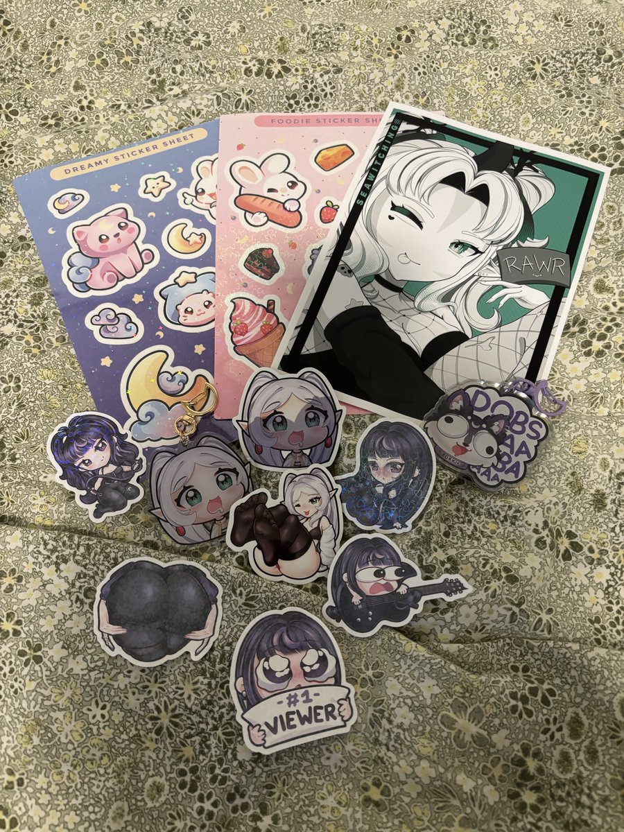 ChristaArtwork's tweet photo. Have to share this pile of goodies I recieved from @dobs_art today, im IN LOVE 😭 

If you are like me who couldnt attent Dokomi2026 to visit Dobs and her booth, you can now order Dokomi stuff from her ko-fi: 

https://t.co/I1WzYmQhrc
Still lots of cute stuff left! https://t.co/5k5yLC4xEO