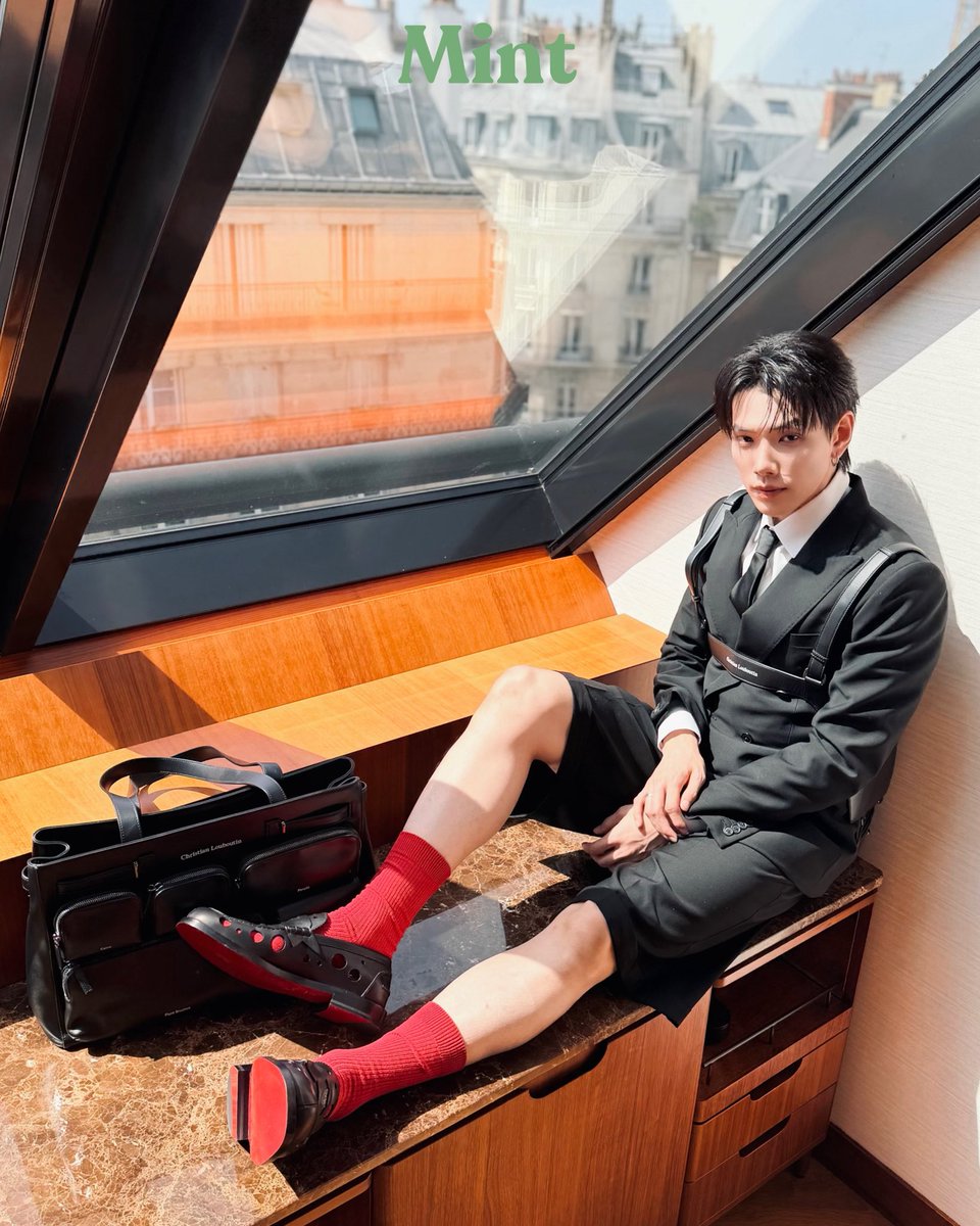 mintmag_th's tweet photo. อึ้งความเท่! #MintReports ส่งตรงความเท่ของหนุ่ม #ต้าห์อู๋ ที่บินลัดฟ้ามายังกรุงปารีส เพื่อร่วมชมแฟชั่นโชว์  Christian Louboutin Men’s Spring/Summer 2027 Collection by Jaden Smith โดยวันนี้เขายังมาในลุคหล่อ พร้อมกับรองเท้าดีไซน์สวยสะดุดตา 💚

📸ตามไปชมความเท่กันต่อได้ที่ IG Broadcast : Mint วงเขียว (Close Friends) 
>> https://t.co/gUByEoSBRm

#oueiija #DAOU
#DAOUATSS27PARISFW
#ChristianLouboutin
#MintMagTH
