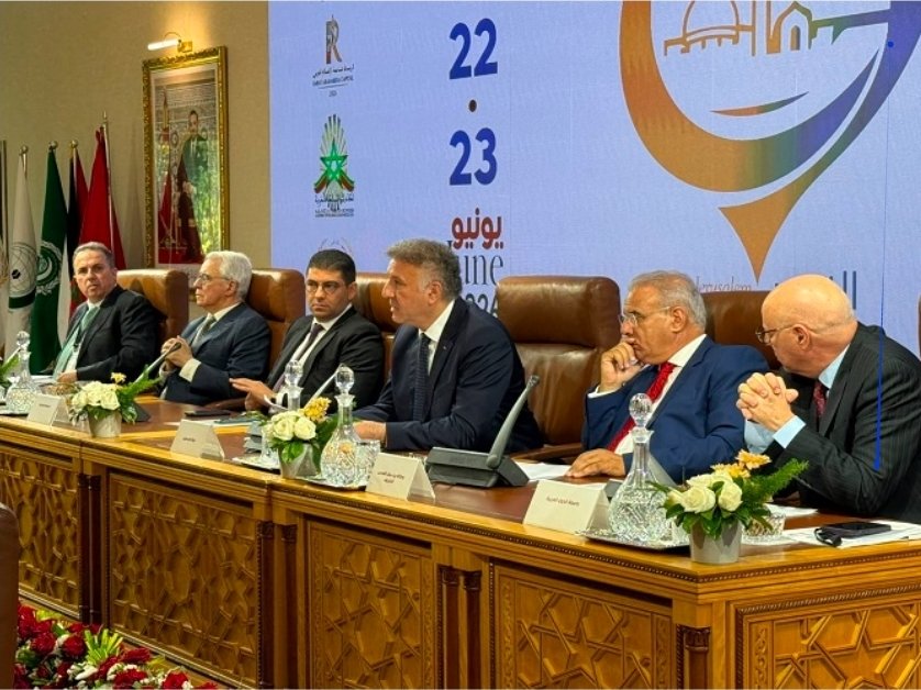 OCIenFr's tweet photo. L'OCI lors d'un séminaire à Rabat : « Jérusalem : un récit mondial pour la paix »
 
Le Secrétaire général adjoint chargé des affaires palestiniennes et de Jérusalem au sein de l’Organisation de coopération islamique, l’Ambassadeur Dr Dawas Dawas, a pris part à une table ronde organisée par l’agence Bayt Mal Al-Quds Al-Sharif dans la capitale marocaine, Rabat, à l’occasion de la désignation de la ville comme capitale des médias arabes pour 2026. 

Dans son allocution, l’Ambassadeur Dawas a souligné qu’Al-Quds Al-Sharif représente un symbole profondément ancré dans l’histoire, la conscience collective et l’identité humaine, et qu’il ne s’agit pas simplement d’une question politique. Il a expliqué que la création de l’Organisation de la coopération islamique était fondamentalement liée à Al-Quds et à la Palestine, qui continuent d’occuper une place prépondérante à l’ordre du jour des sommets et des conseils ministériels de l’Organisation. Il a exprimé la gratitude du Secrétariat général de l’OCI envers le Royaume du Maroc et Sa Majesté le roi Mohammed VI pour leurs efforts constants visant à protéger l’identité culturelle et historique de la Ville sainte.

#Organisation_de_Coopération_islamique #Jérusalem #Palestine #Rabat #Maroc #Médias_arabes #OCI