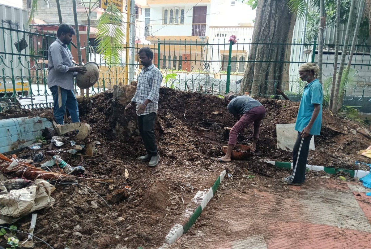 BCCCofficial's tweet photo. ಬೆಂಗಳೂರು ಕೇಂದ್ರ ನಗರ ಪಾಲಿಕೆ ವ್ಯಾಪ್ತಿಯ ಶಾಂತಿನಗರ ವಿಭಾಗದ ವಾರ್ಡ್ 112ರ ದೊಮ್ಮಲೂರು ಉದ್ಯಾನವನದಲ್ಲಿ ಸಂಗ್ರಹವಾಗಿದ್ದ ಒಣ ಎಲೆಗಳು ಹಾಗೂ ಇತರೆ ಜೈವಿಕ ಅವಶೇಷಗಳನ್ನು ತೆರವುಗೊಳಿಸಿ, ಅವುಗಳಿಂದ ಸಾವಯವ ಗೊಬ್ಬರ (Organic Manure) ತಯಾರಿಸುವ ಕಾರ್ಯವನ್ನು ಕೈಗೊಳ್ಳಲಾಗಿದೆ.
#dkshivakumar #karnataka #bengaluru #kbg #Swachh https://t.co/2hSsDyaxNd