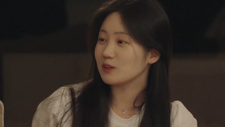 dramacoKR's tweet photo. Sebagai statistician, aku suka banget liat Soyun yang BISA BACA PELUANG! 😁

Waktu date terakhir ama Wuyeol, dia tau kalo peluang dia tipis, bahkan hampir nol. Dia bisa liat hubungan Wuyeol ama Yugyeong juga selama di rumah gimana.

Dan waktu dia date ama Seowon, dia bisa liat kalo dia MASIH ADA PELUANG! Trus dia bisa ngerasa kalo Gyuri juga ga sepenuhnya ke Sewon, makanya Soyun bisa mutusin buat langsung fokus jikjin ke Seowon. 

Ikutan dating show gini tuh (selain ngarep ama takdir) juga harus ada strategi dan perhitungan. Jangan cuma pake hari, tapi juga pake otak. Soalnya kalo cuma ngadelin hati doang tuh bisa beneran sakit hati 🥲

Makanya aku suka juga ama cast tipe2 kek Soyun gini. Dia suka orang, gaskeun, gada peluang, move on! 🔥

Bisa jadi orang yang dari first impression ga masuk itungan, tapi endingnya malah cocok. Kayak dia awalnya liat Seowon tuh b aja tapi suatu hari dia shock kok Seowon secakep ituuu 🤣
