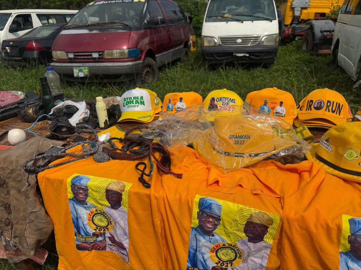 Oyo_Matters's tweet photo. Oyo Police parade items found in Suri Ilupeju's demolished building in Ibadan https://t.co/yX0u1iH6DN