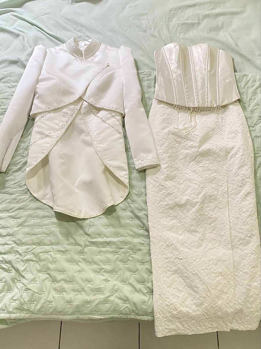 bliths0me_'s tweet photo. H-1 aku udh degdegan bgt karena lihat attire yg udh siap dipake buat bsoknya😭huhu nangiss, terus aku siapin souvenir buat tamu tamu, dan malemnya aku dapet surprise dri sebagian bridesmaid aku yg udh dateng duluan malem itu, maacciiii cantik cantiku🫂 https://t.co/tsD0Gyec1M