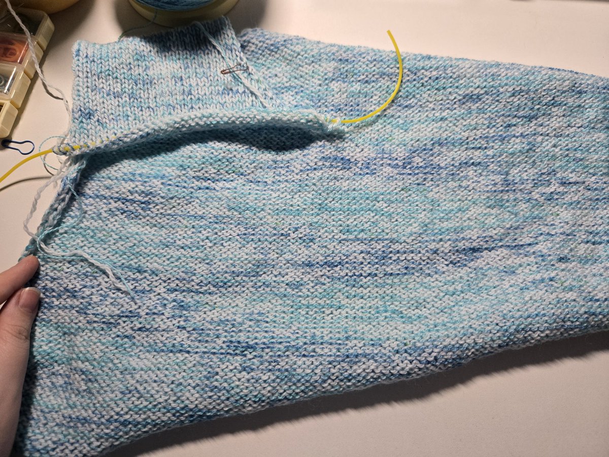 Bada_knits's tweet photo. 조끼 뜨고있어요 편물 맘에들어요 오늘 1일차에 이만큼 떳어요 https://t.co/tkjXzgs5gE