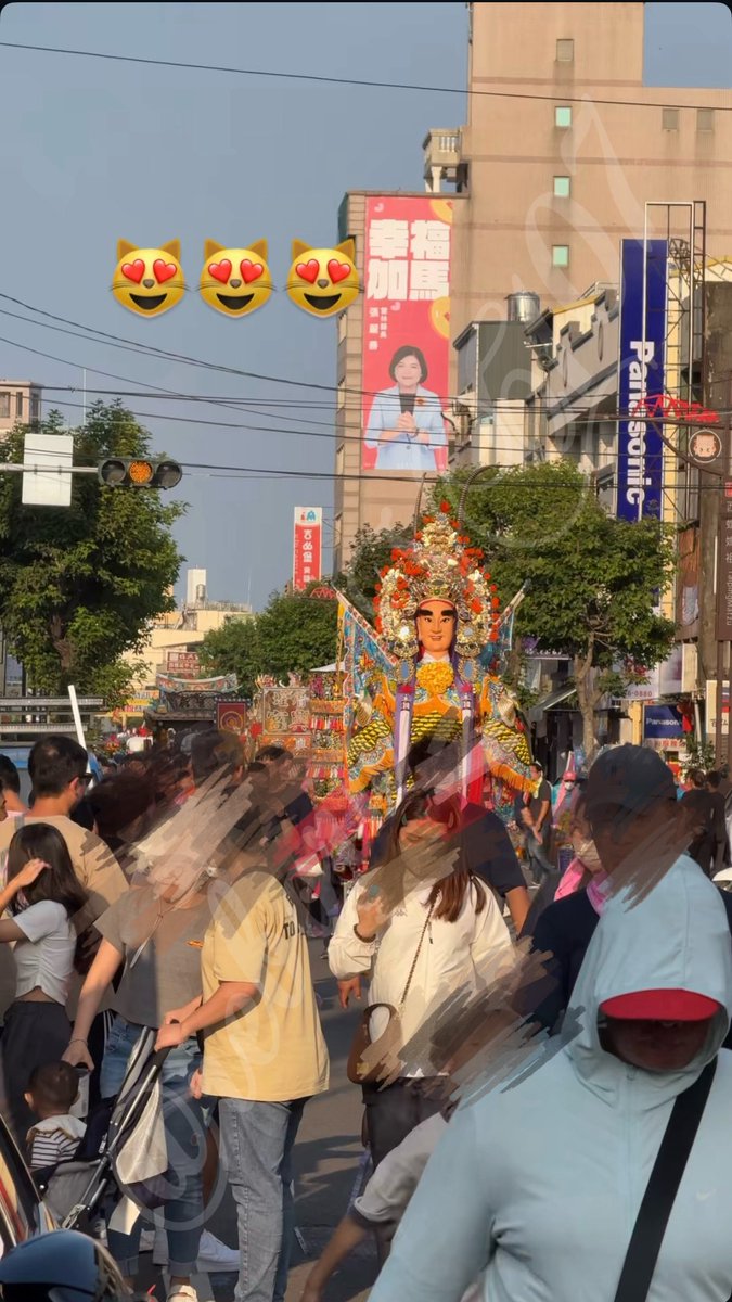 laughmaker9123's tweet photo. 假期在西螺時意外撞見了大媽廟的活動！當時突然聽到敲鑼打鼓的聲響，看到許多神明與宮廟聚集，向路人詢問後得知大家正前往慈惠堂。場面非常精彩壯觀，我不確定這���否與大甲媽遶境有關。最令人震驚的是看到神童在鞭炮上行走，動作如同舞龍般厲害，希望他平安無事。
#高中生,#想被玩,#台中約,#逢甲約,# https://t.co/xMlnQejf9z