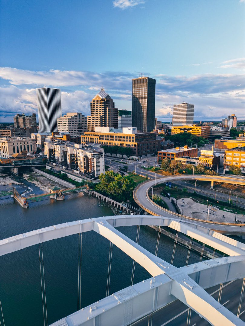 VisitRochester's tweet photo. @FreddyLA7 May we suggest Rochester, NY? Located on southern shore of Lake Ontario, we’re known for our arts, culture, history, a museum dedicated to PLAY (@museumofplay),  birthplace of modern photography (@EastmanMuseum) and a little dish known as the Garbage Plate. 👋 https://t.co/RMZeabnLur