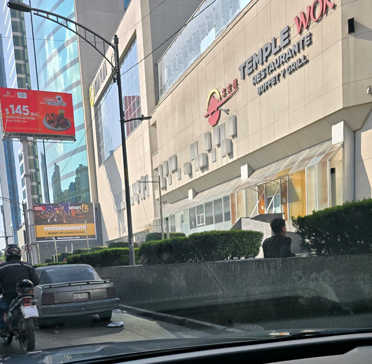 chrisalmada's tweet photo. @MHcesac este coche con placas NRZ-413-A lleva desde el jueves abandonado en periférico, entre Reforma y Palmas. Podrían hacer algo? Ccp @pasotti @lavozdepolanco @VozenPolanco https://t.co/XU5HOnqinY