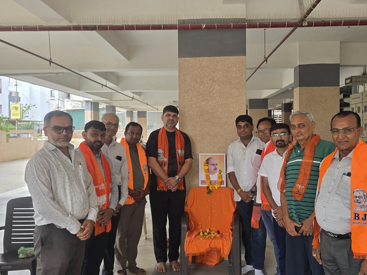 HareshGPatel6's tweet photo. ભારતીય જનસંઘના સંસ્થાપક, પ્રખર રાષ્ટ્રવાદી , અમર દેશભક્ત ડૉ. શ્યામા પ્રસાદ મુખર્જી ના બલિદાન દિવસ નિમિત્તે ગાંધીનગર મહાનગરના વોર્ડ નં. 10 મારા શક્તિકેન્દ્ર માં સમાવિષ્ટ રાયસણ ખાતે બુથ નં. 139,140,141,142,143,144 માં તેમના તૈલચિત્ર સમક્ષ ભાવપુષ્પ અર્પણ કરી શ્રદ્ધાસુમન પાઠવ્યા. https://t.co/lsDX2u27NC