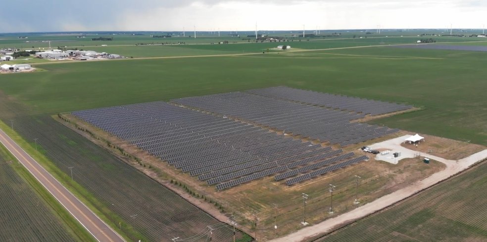 ComEd's tweet photo. We’re expanding access to solar in Minonk, IL! ☀️ 

Working with @Nexamp, two new community solar sites are coming online in northern Illinois️! One of them is among the first on our system to connect through a wireless Distributed Energy Resource Management System (DERMS) solution, helping us bring projects online in new ways. 

That’s part of how we’ve now connected 1.7 GW of distributed energy across our grid and counting.