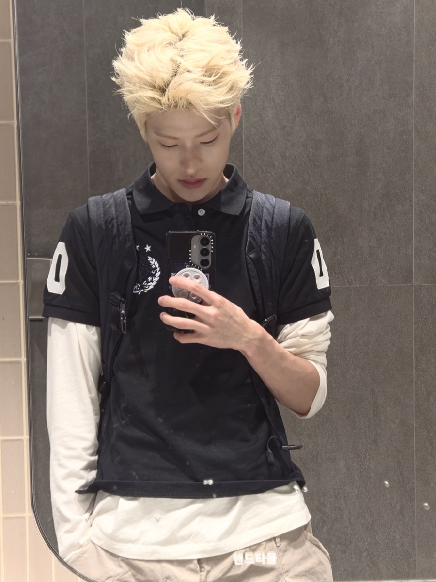 300kki's tweet photo. ㅋㅋㅋ종강햇다고 탈색한거같고 귀여워서 터트려버릴고임 https://t.co/Z8K7uRYuik