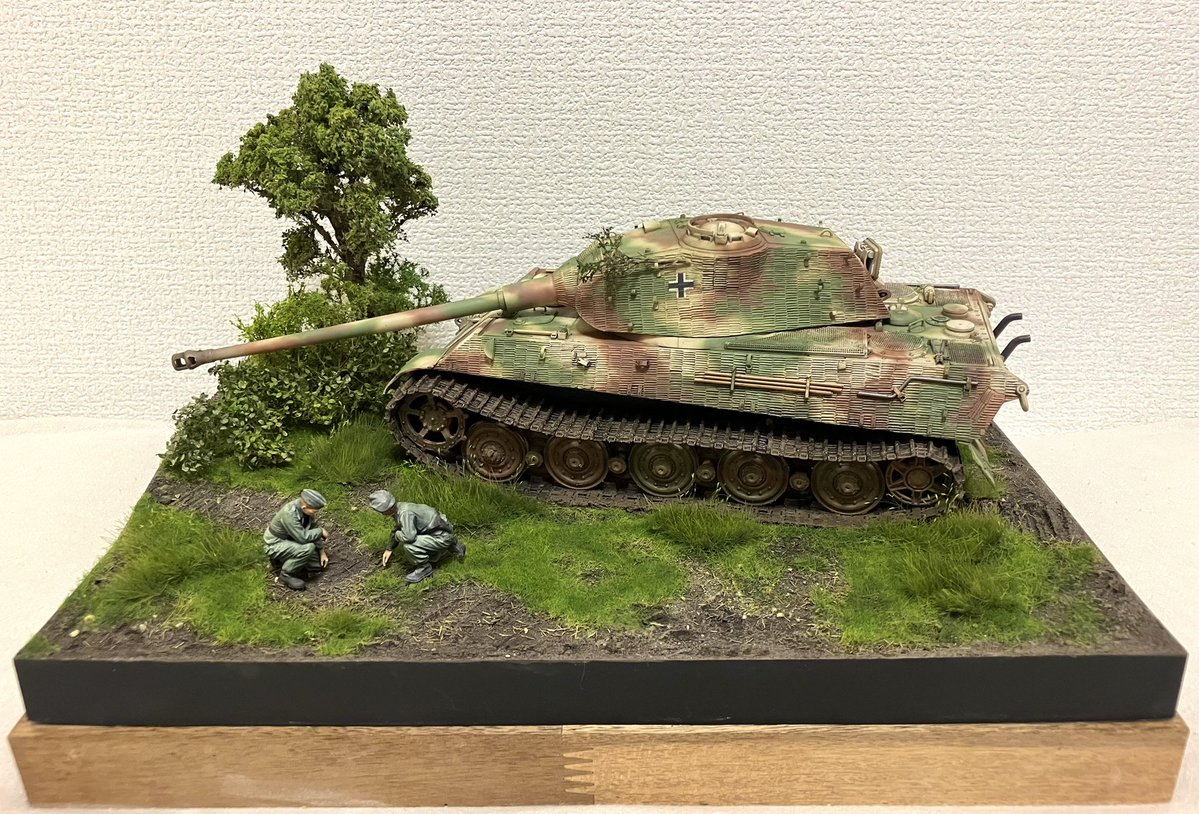 takno_works's tweet photo. キングタイガー進捗。
ブッシュを更に濃く、穂のついたような草をちまちまやってました。
フィギュアもあともう少し。 https://t.co/4OlHM8Brbq