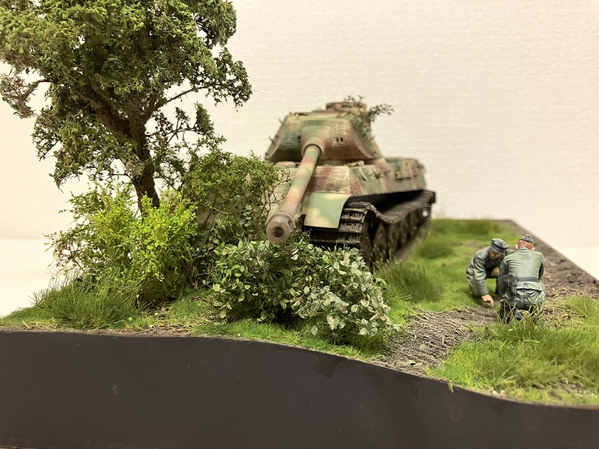 takno_works's tweet photo. キングタイガー進捗。
ブッシュを更に濃く、穂のついたような草をちまちまやってました。
フィギュアもあともう少し。 https://t.co/4OlHM8Brbq