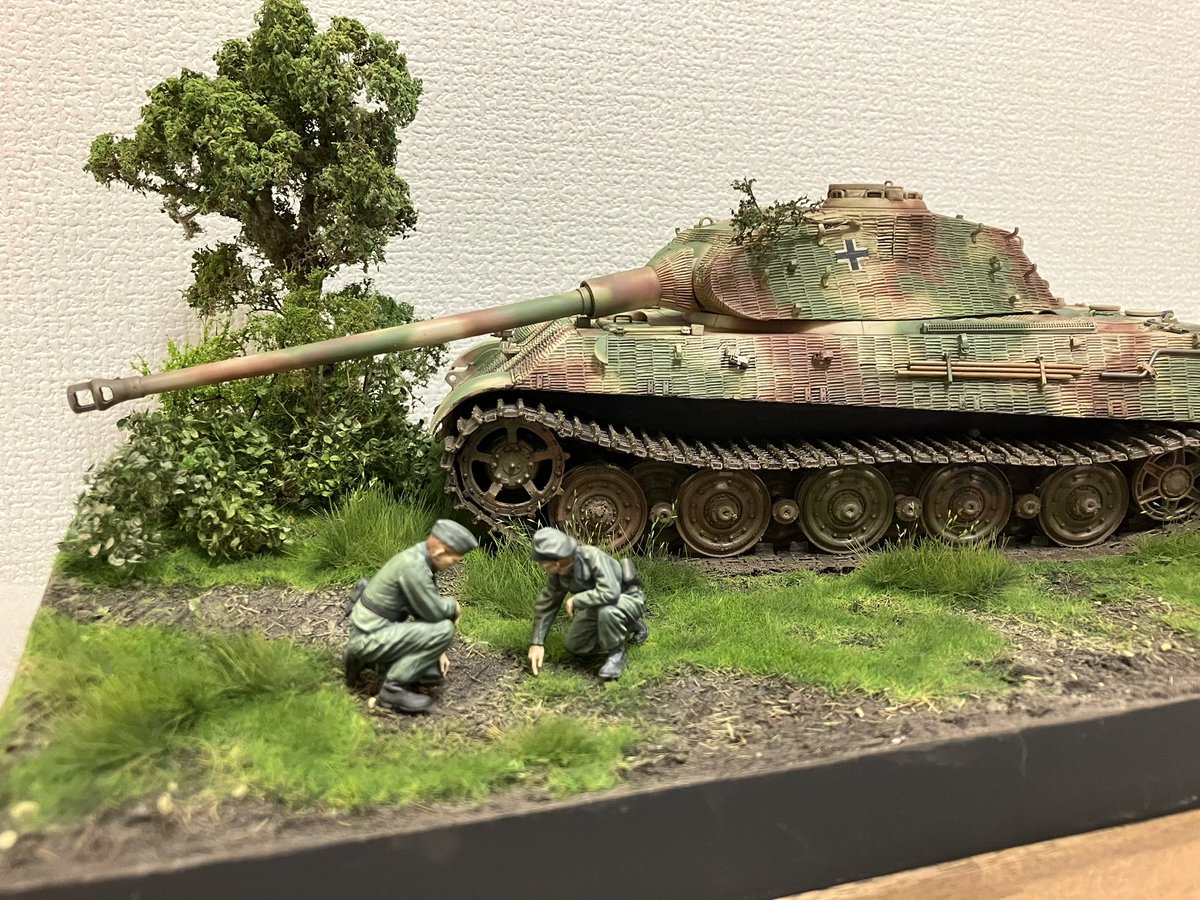 takno_works's tweet photo. キングタイガー進捗。
ブッシュを更に濃く、穂のついたような草をちまちまやってました。
フィギュアもあともう少し。 https://t.co/4OlHM8Brbq