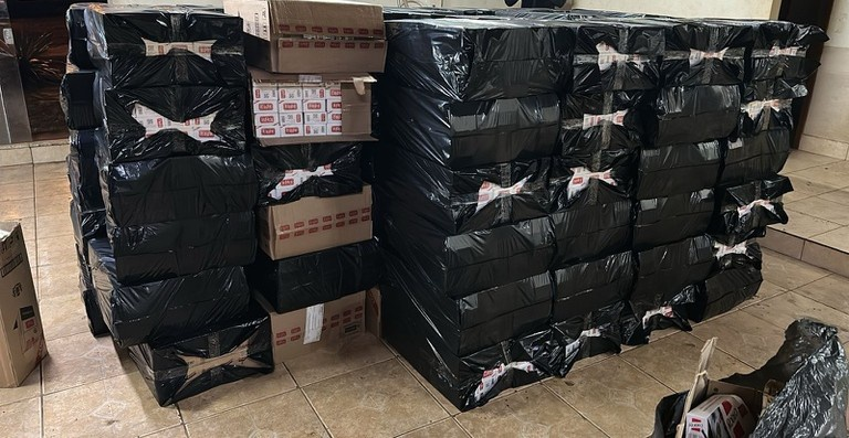policiafederal's tweet photo. 🚨#OPERAÇÃOPF | 9 mandados de busca e apreensão foram cumpridos pela PF na Operação Bonsak, que investiga organização criminosa responsável pelo contrabando e pela distribuição de cigarros paraguaios no interior de São Paulo e no norte do Paraná. ➡️ Saiba mais: https://t.co/YaMCZlUAL9