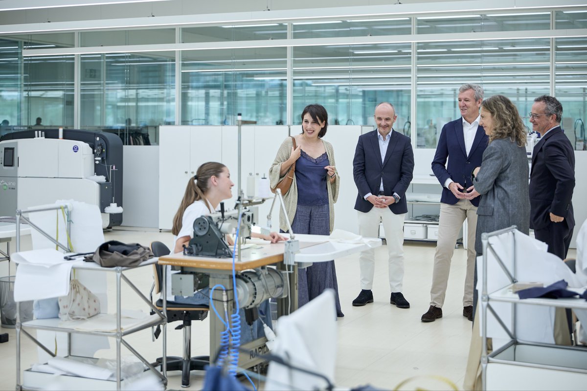 AlfonsoRuedaGal's tweet photo. En Arteixo, coñecendo o novo edificio dos equipos comerciais de @Zara, unha mostra máis do liderado internacional do sector téxtil galego.

Galicia segue sendo referencia nunha industria que exporta, crea emprego e leva o nome da nosa terra por todo o mundo

#GaliciaCalidade https://t.co/uknQG02GRU