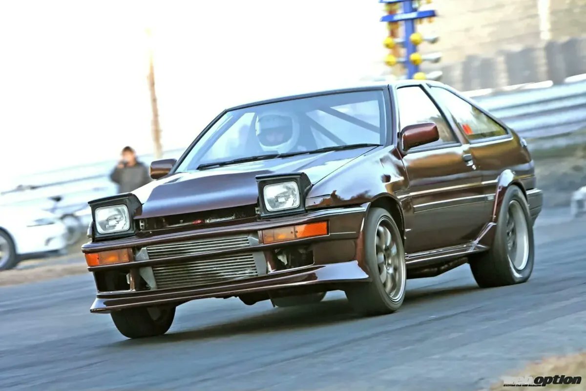 TunedCarsJapan's tweet photo. 「ハチロクじゃないハチゴーだ！」AE85に720馬力の7M-GTEを搭載した怪物のすべて
https://t.co/YH9bL0QDgw

軽量なAE85トレノに720馬力仕様の7M-GTEUを搭載。雨漏りで引退を余儀なくされたMA70スープラからパワートレインを移植し、ドラッグレース仕様へと進化を遂げた。 https://t.co/WVuMoKVHgM