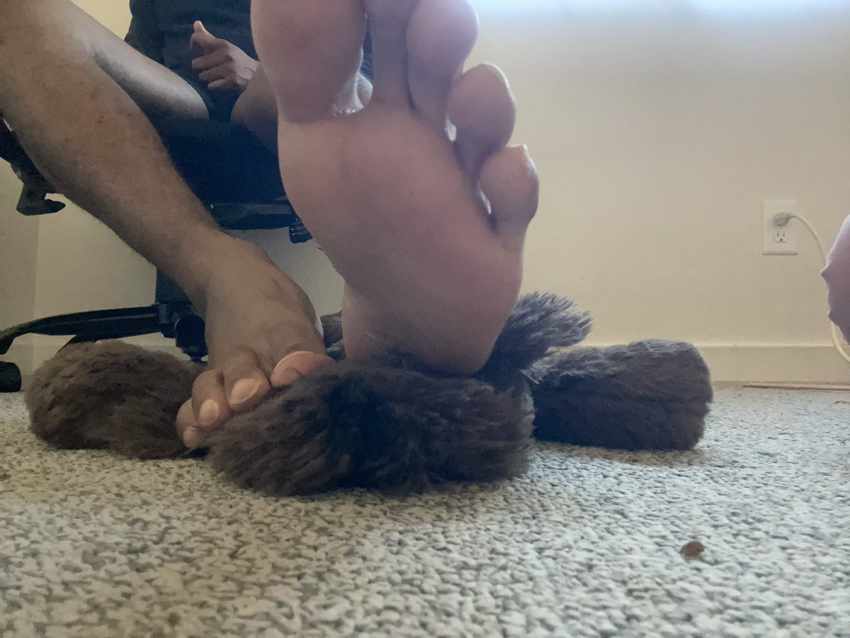 MacroxMayhem's tweet photo. Got this teddy to be my cushion and sweat absorber. Like everything that bears my weight, he will eventually be too flat for comfort. Who wants to take his place? 👣👣

#feet #footfetish #sizedifference #macro #malefeet #malemacro #malemacro #teddycrush #sweatyfeet #footslave https://t.co/kC7Ca28jFK
