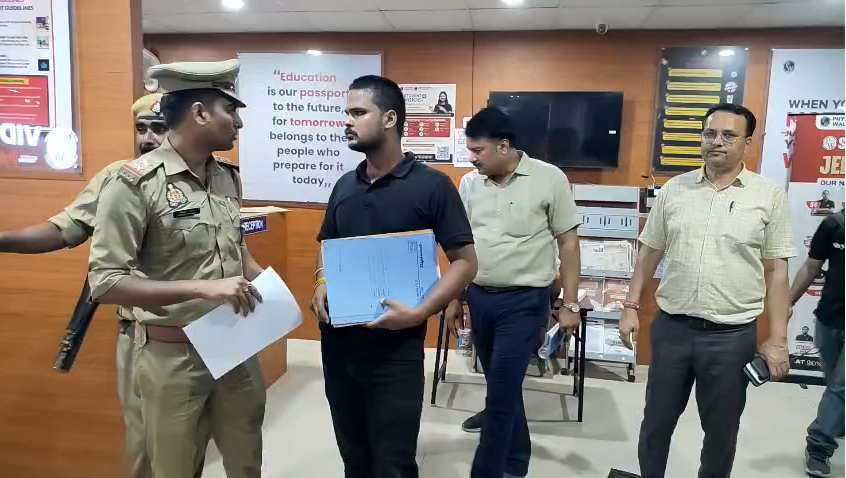 bstvlive's tweet photo. देवरिया
➡️लखनऊ अग्निकांड के बाद प्रशासन अलर्ट
➡️सुरक्षा मानकों की जांच में 5 कोचिंग संस्थान सील
➡️फायर NOC, अग्निशमन यंत्र में मिली खामियां
➡️SDM सदर के नेतृत्व में संयुक्त टीम ने की कार्रवाई
#Deoria #LucknowFireIncident #AdministrationAlert @dmdeoria @DeoriaPolice https://t.co/YsPkjOyXa1