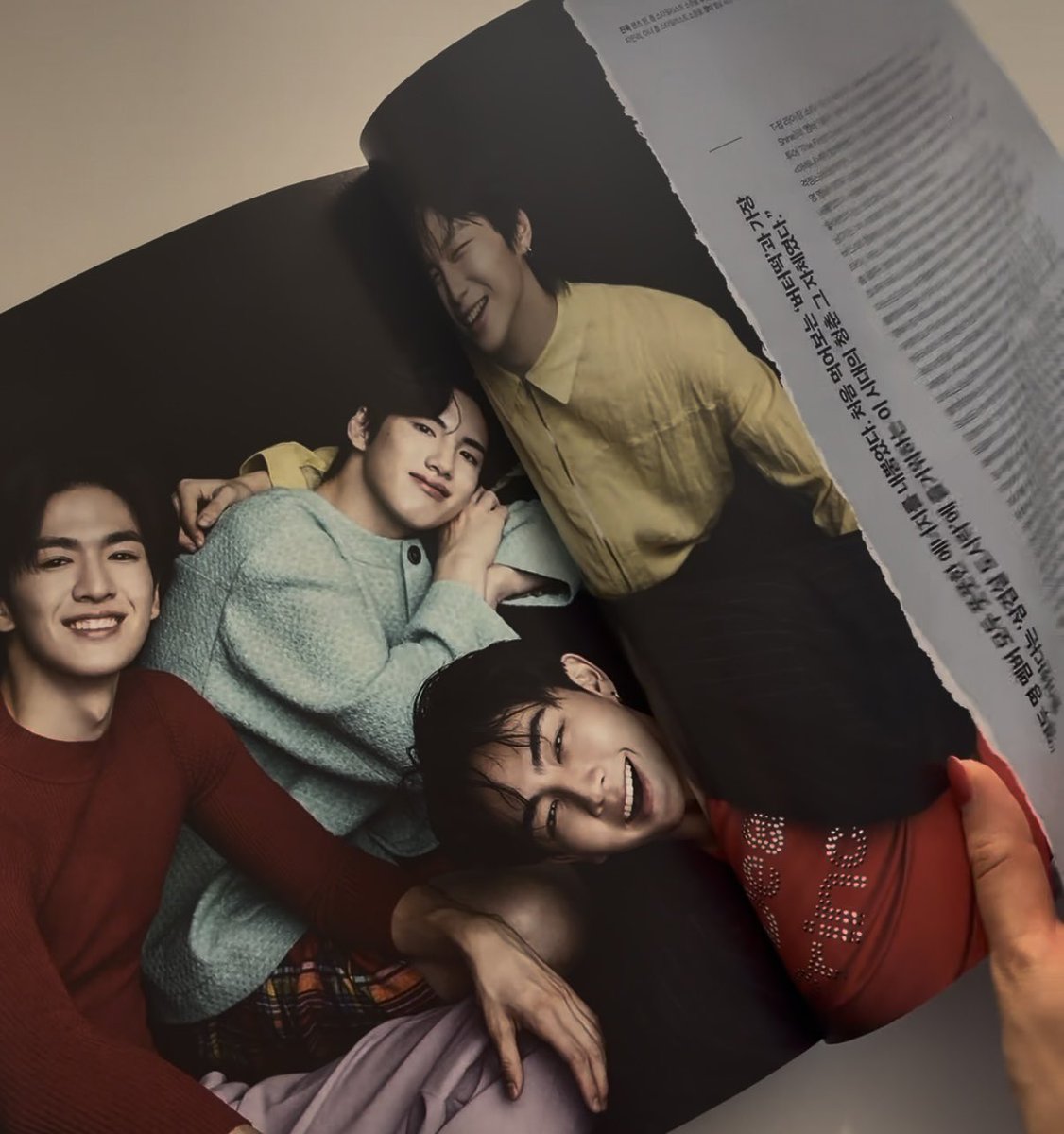 peemsyoni's tweet photo. รีวิวนิตยสาร BUS ฉบับเกาหลี 🇰🇷🤍
@BUS_SONRAY #ARENAHOMEKOREA
#BUS_becauseofyouishine https://t.co/z97lrhfBgI