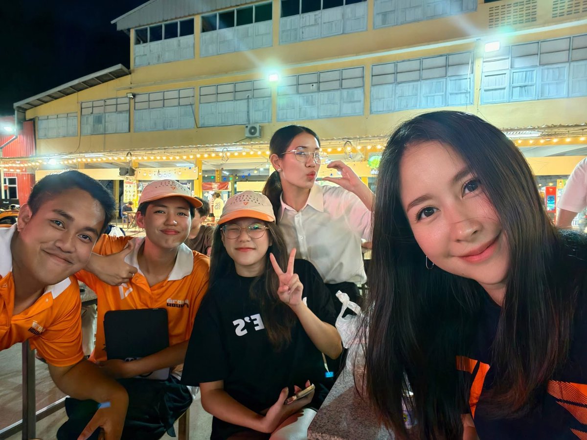Chonlanat's tweet photo. บรรยากาศจากเวทีปราศรัยฝั่งธนใต้วันก่อน ที่ตลาดโรงไม้ เพชรเกษม110 ค่ะ🧡 https://t.co/KfsNDsXdjM