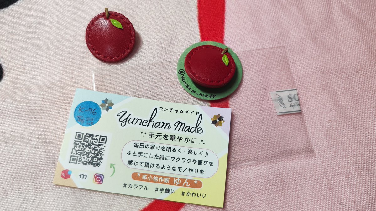SS_t7sisters's tweet photo. こちら24個目の🍎です
今回はほんとはでっかポーチのりんごを持ち帰る予定だったのにまさかの以前購入した革りんごを持参し忘れるという失態を犯したのでもう１つお持ち帰りしてきました（でっかりんごは売り切れてました）
https://t.co/yPeBh8OoxJ
@yuncham_made
https://t.co/Rtf3qCiwAm https://t.co/gFgzdoB5Sn