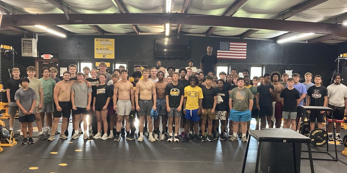 football_khs's tweet photo. Great job this morning!! 🖤💛🏈💪🏼#BuiltintheBoot https://t.co/AoIVDS4I8z