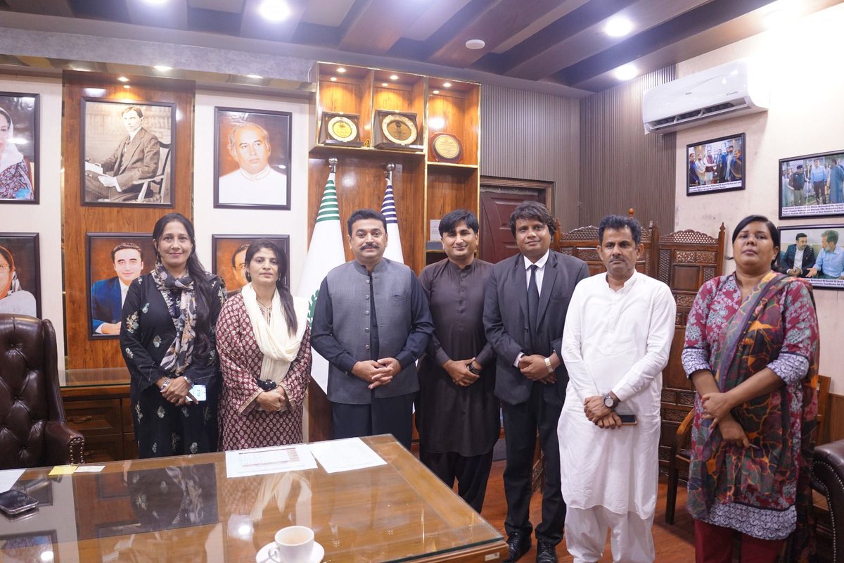 SajidaBalo64371's tweet photo. Mayor Hyderabad @KashifShoroPPP met with the National Lobbying Delegation for Minority Rights to discuss social protection for sanitary workers workers welfare and improvements in municipal services 
@BBhuttoZardari @jamkhanshoro https://t.co/99K6Mutqq2