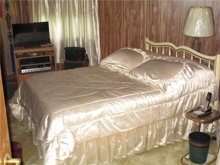 postnucleargirl's tweet photo. the art of making your bed https://t.co/IxrQDQAVXP