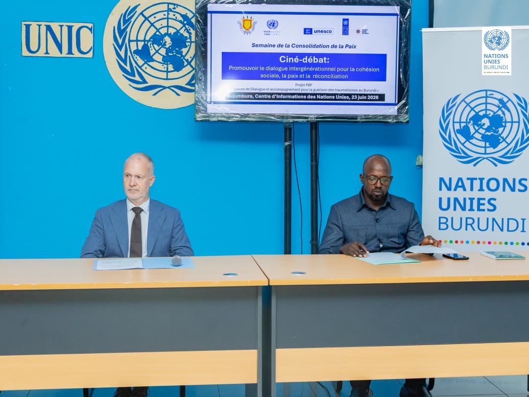 UN_Burundi's tweet photo. Le dialogue est un puissant outil de guérison et de réconciliation. À travers le ciné-débat organisé dans le cadre des 20 ans du @UNPeacebuilding, participants et partenaires ont échangé sur les moyens de surmonter les traumatismes et de renforcer la cohésion sociale au #Burundi. https://t.co/Ngignmslo9