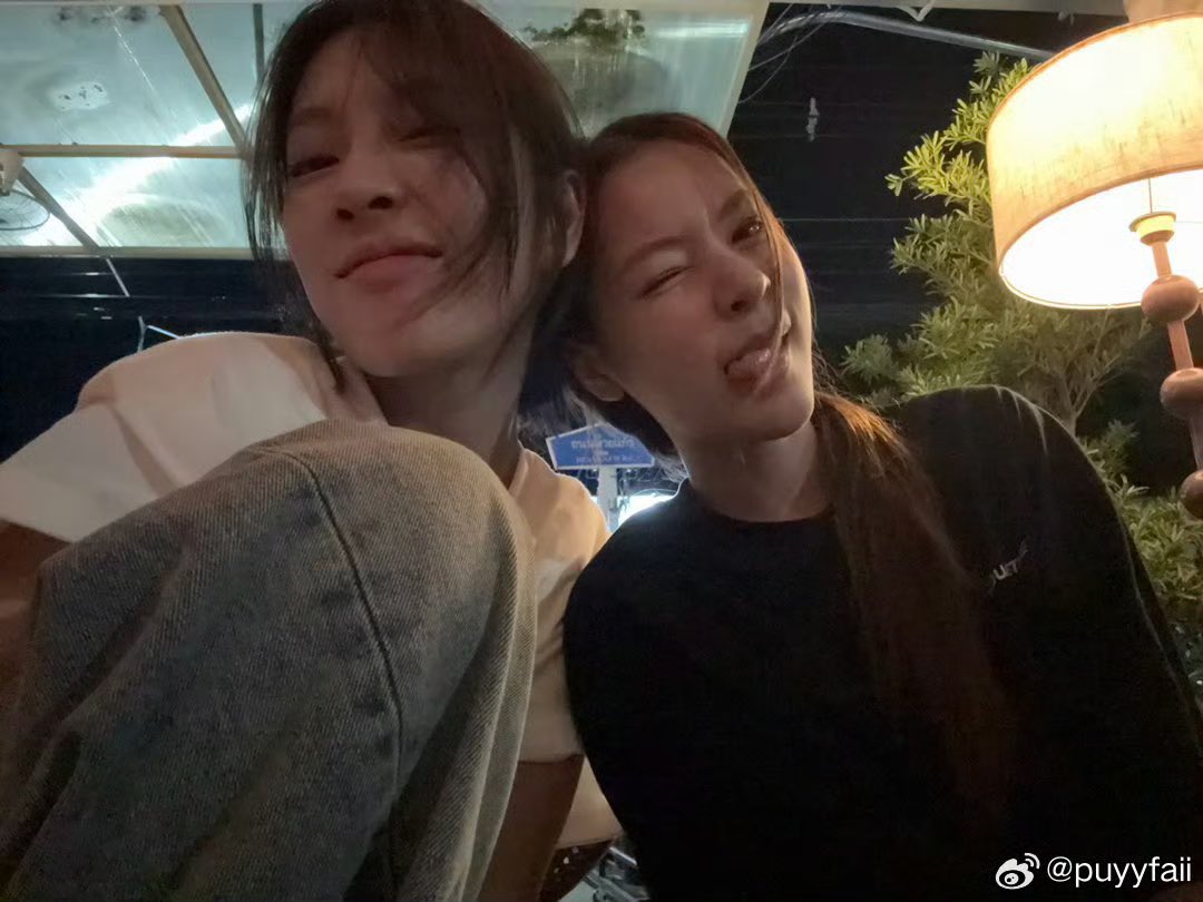 piecespause's tweet photo. น่ารักจังเยยไอพวกดื้อ เสื้อคู่ดึงสายตาท้างวัน น่าล้อจัง ฮือฮือ คิดถึงปุยพลอยแล้วคับ กรุงเทพที่ไม่มีแกมันซึม คิดถึงงงงงง แต่เที่ยวให้สนุกน้าไอพวกคนเก่ง ♥️♥️

#puyy_faii #jhutaa , #puyfaiploy 🐶🐱 https://t.co/uNLQVfastt