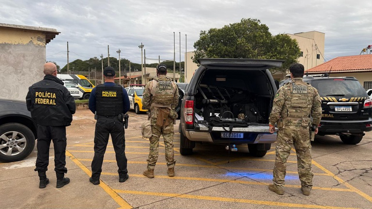 policiafederal's tweet photo. 🚨#OPERAÇÃOPF | Contrabando, descaminho e lavagem de dinheiro são alvo da 2ª fase da Operação Aliança. PF cumpriu 20 mandados de busca, 14 de prisão preventiva e investiga a participação de agentes públicos no esquema criminoso. ➡️ Saiba mais: https://t.co/j3KY3FY84K https://t.co/QsBXvRhhAk