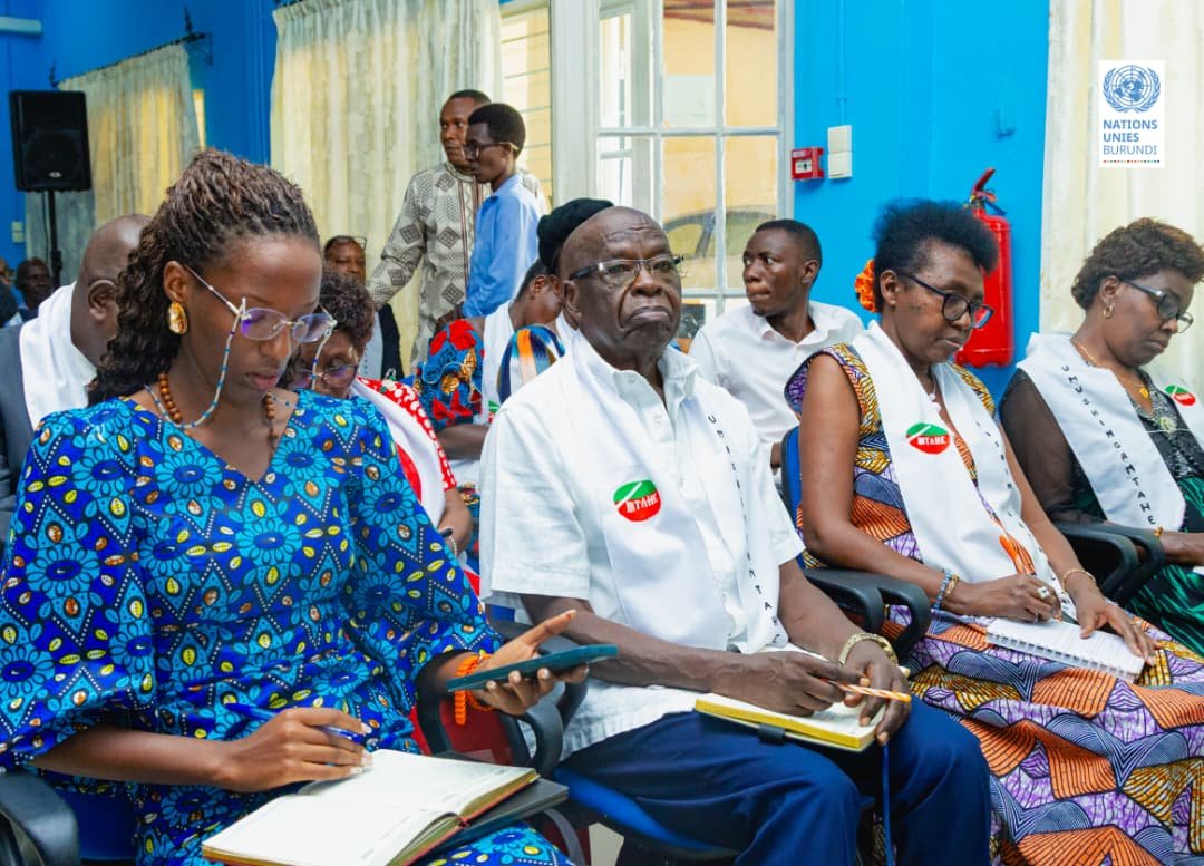 UN_Burundi's tweet photo. Le dialogue est un puissant outil de guérison et de réconciliation. À travers le ciné-débat organisé dans le cadre des 20 ans du @UNPeacebuilding, participants et partenaires ont échangé sur les moyens de surmonter les traumatismes et de renforcer la cohésion sociale au #Burundi. https://t.co/Ngignmslo9