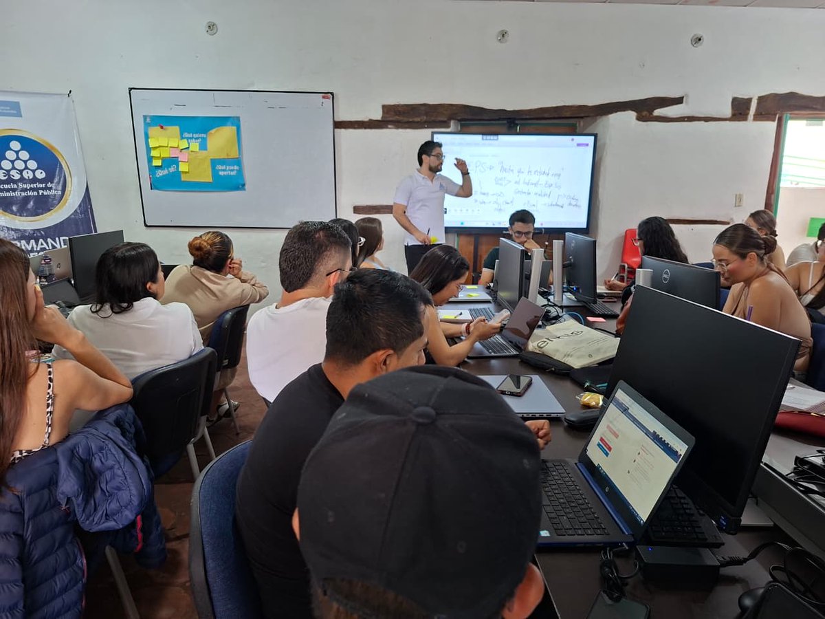 ESAPOficial's tweet photo. #Territoriales | #Santander Funcionarios y contratistas del municipio de #Oiba recibieron capacitación en materia de Contratación Estatal y SECOP II, lo que les permitirá fortalecer conocimientos para entender y practicar el marco legal y técnico de las compras de bienes y servicios en el sector público en el país. 

Con estas acciones, la ESAP busca contribuir en la transparencia, la legalidad y las acciones oportunas dentro de la gestión de recursos en la administración pública.