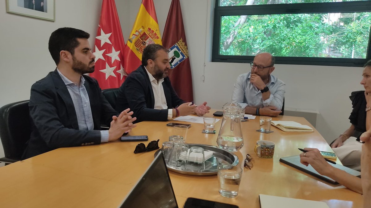 fernandezsj's tweet photo. Hoy me he reunido con @seguragc  para poner en común las actuaciones de @MadridPSociales y de @JMDCentro en favor de los vecinos.

¡Gracias Carlos! 

Seguimos haciendo el mejor Madrid entre todos. https://t.co/xqMYkHeHZ3