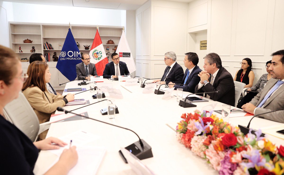 MTPE_Peru's tweet photo. 🤝 El MTPE y la OIM suscribieron un acuerdo de cooperación para fortalecer la migración laboral regular, la empleabilidad y la integración socioeconómica de la población migrante, retornada y de acogida.

El ministro de Trabajo y Promoción del Empleo, Freddy Solano, destacó que esta alianza permitirá ampliar las oportunidades de acceso al empleo formal, con igualdad de trato y respeto de los derechos laborales.

Conoce todos los detalles en la nota de prensa 👇
https://t.co/VNgY9wcUmY

#MTPE #OIM #MigraciónLaboral #EmpleoFormal #TrabajoDecente