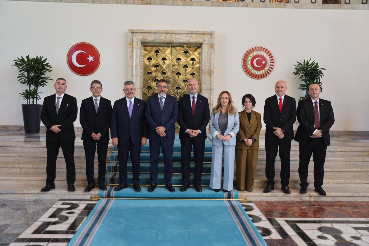 suleymansoylu's tweet photo. Arnavutluk Parlamento İçişleri ve Savunma Komitesi Başkanı Sayın Bledar Çuçi ve beraberindeki heyetinin ziyareti kapsamında, 15 Temmuz hain darbe girişimi sırasında Türkiye Büyük Millet Meclisi’ne atılan bombanın isabet ettiği bölgeyi birlikte ziyaret ederek o karanlık gecede millet iradesinin gösterdiği eşsiz direnişi bir kez daha yad ettik.

Ardından kıymetli misafirlerimizle Genel Kurul’u selamladık.

15 Temmuz’da bombalar altında dahi çalışmalarını sürdüren Gazi Meclisimiz, dün olduğu gibi bugün de millî iradenin sarsılmaz kalesi olmaya devam edecektir.